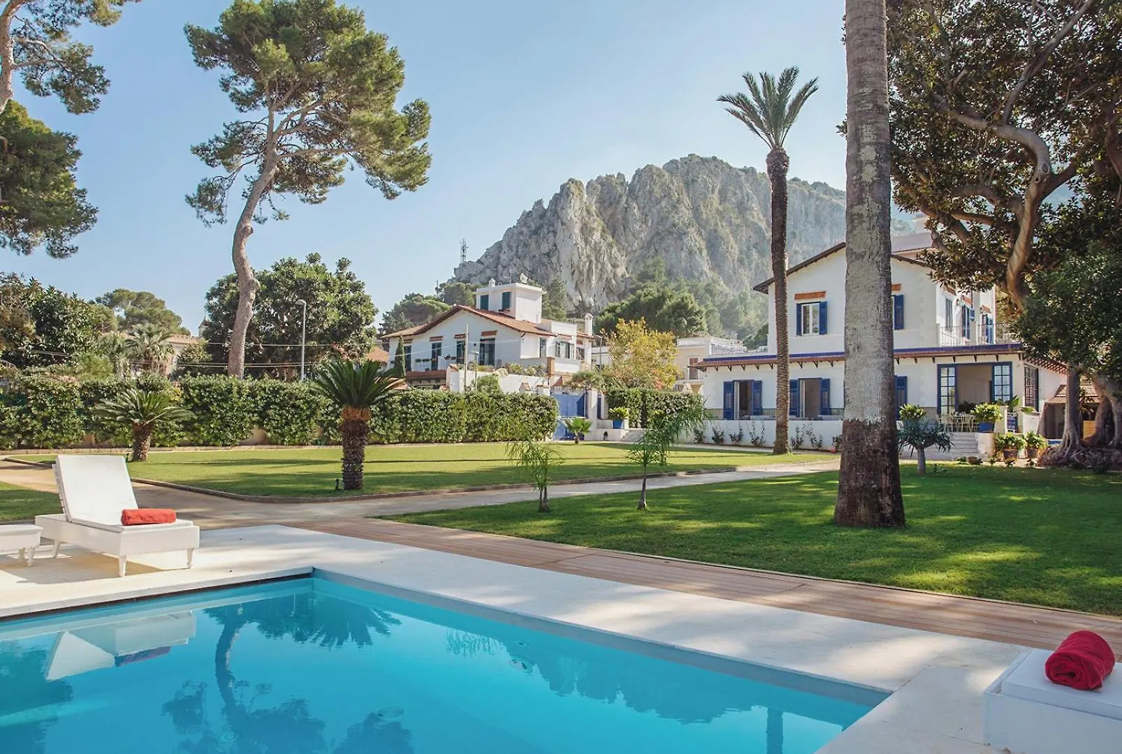 Egyptian Villa With Pool And Direct Access To The Sea Carini Italy